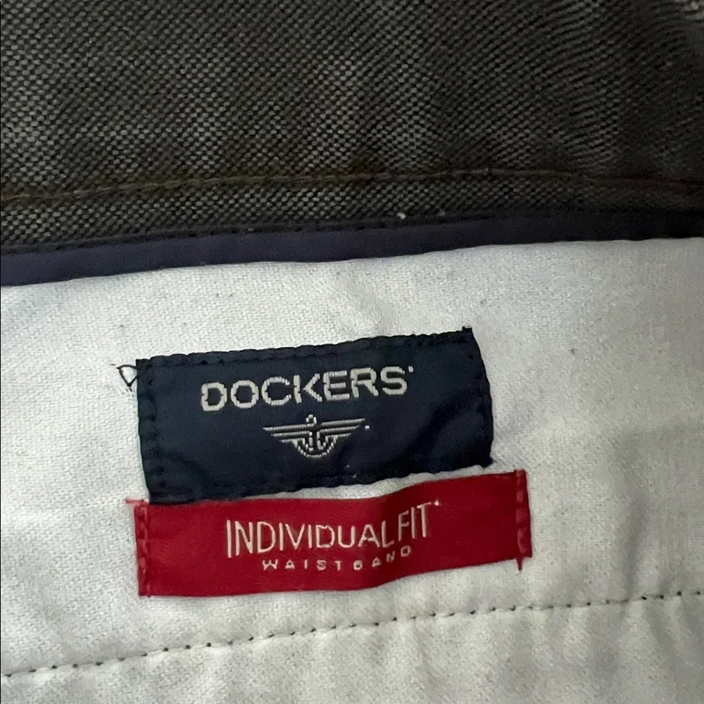 Dockers Men's Straight Pleated Chinos in Dark Gray